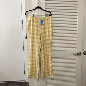 Never before worn (still has tags on!) fit and flare plaid pants in size L.